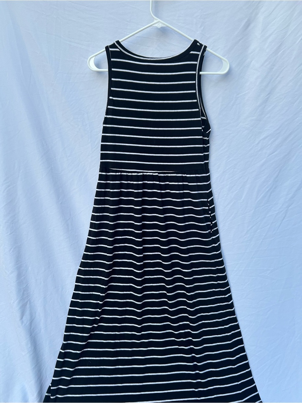 Woman’s black and White Striped Sleeveless Maxi Dress with pockets - Picture 5 of 8